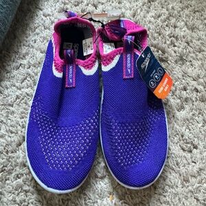 Speedo Girls Water Shoes. Size medium. Shoe size 2-3. NWT